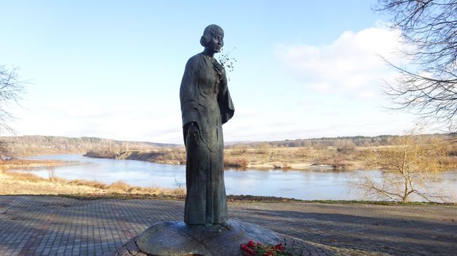 Памятник Марине Цветаевой в Городском саду Памятник Марине Цветаевой в Городском саду