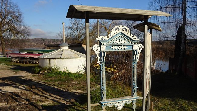 Бассейка и резной наличник на берегу Оки Бассейка и резной наличник на берегу Оки