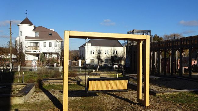 Качели в Саду искусств Качели в Саду искусств