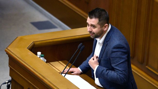 Глава фракции Слуга народа Давид Арахамия выступает на заседании Верховной рады Украины в Киеве