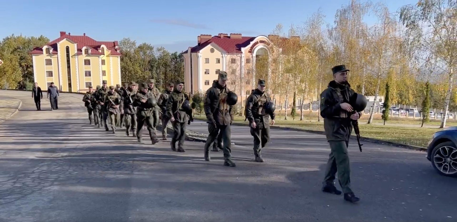 Военные с автоматами возле Банченского монастыря УПЦ Военные с автоматами возле Банченского монастыря УПЦ - РИА Новости, 1920, 01.12.2023