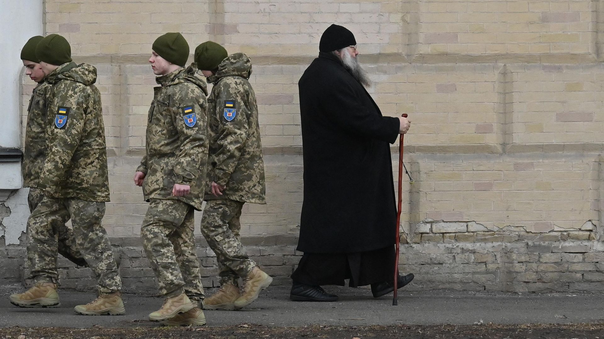 Украинские военнослужащие проходят мимо монаха в Киево-Печерской Лавре Украинские военнослужащие проходят мимо монаха в Киево-Печерской Лавре - РИА Новости, 1920, 03.12.2023