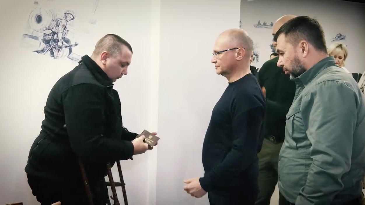 Глава ДНР Денис Пушилин и первый замруководителя администрации президента РФ Сергей Кириенко вручили освободителям городов Донбасса удостоверения ветерана боевых действий Глава ДНР Денис Пушилин и первый замруководителя администрации президента РФ Сергей Кириенко вручили освободителям городов Донбасса удостоверения ветерана боевых действий - РИА Новости, 1920, 28.11.2023