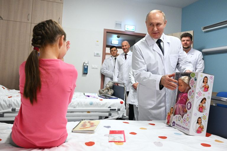 Президент России Владимир Путин во время посещения детского гематологического центра имени Димы Рогачева в Москве Президент России Владимир Путин во время посещения детского гематологического центра имени Димы Рогачева в Москве