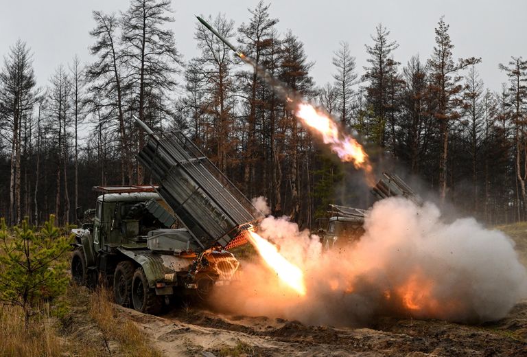 РСЗО БМ-21 Град гвардейского мотострелкового полка ЦВО ведут огонь по позициям ВСУ на Краснолиманском направлении спецоперации РСЗО БМ-21 Град гвардейского мотострелкового полка ЦВО ведут огонь по позициям ВСУ на Краснолиманском направлении спецоперации