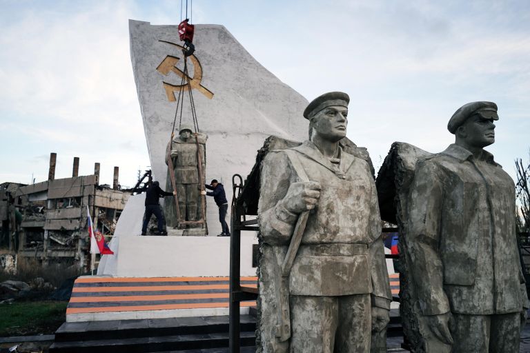 Установка на площадку мемориала фигур матроса, солдата и сталевара. В Мариуполе завершаются работы по восстановлению памятника погибшим и пропавшим в годы Великой Отечественной войны азовстальцам Установка на площадку мемориала фигур матроса, солдата и сталевара. В Мариуполе завершаются работы по восстановлению памятника погибшим и пропавшим в годы Великой Отечественной войны азовстальцам