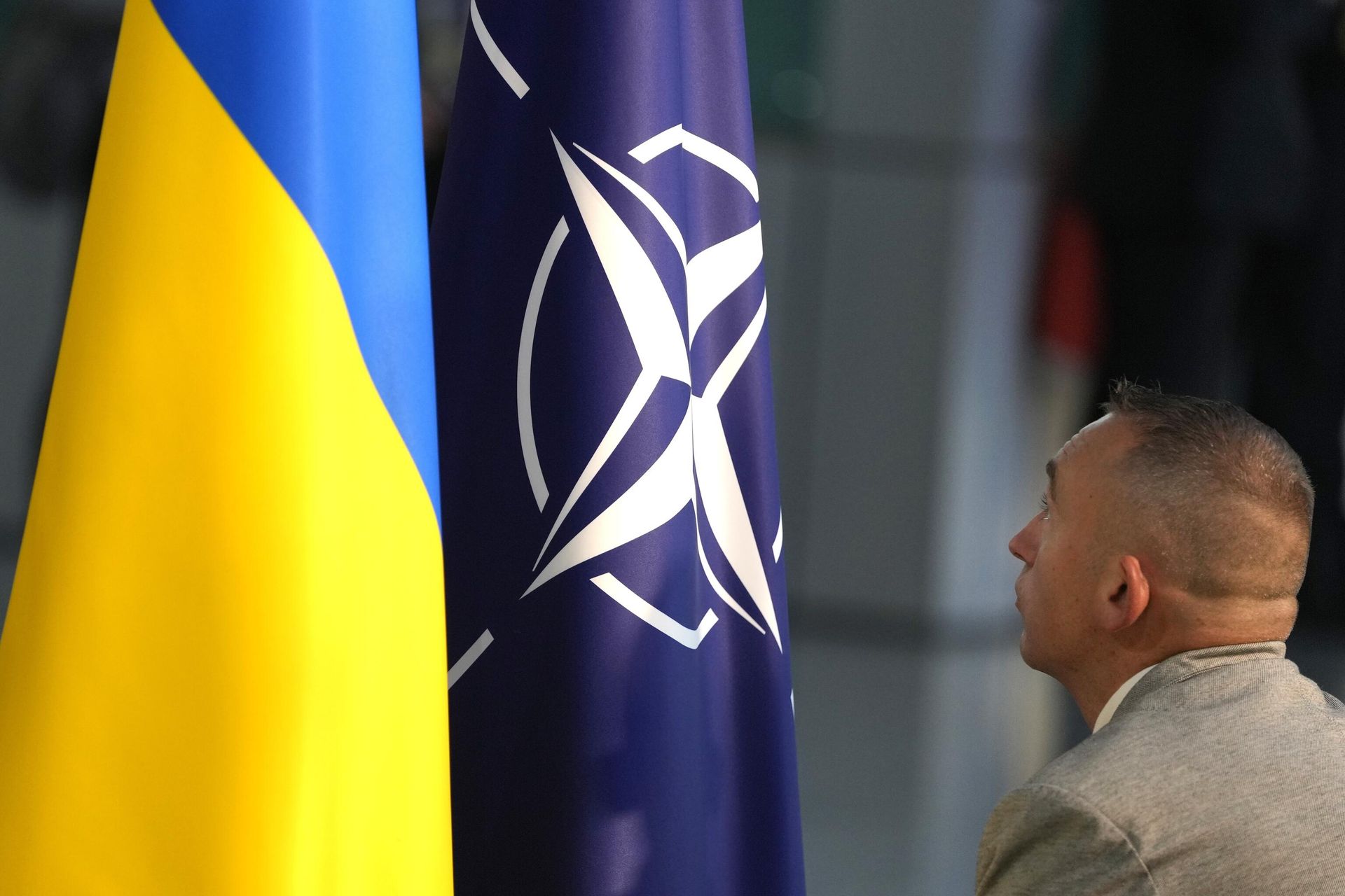 Флаги Украины и НАТО во время встречи министров обороны НАТО в Брюсселе Флаги Украины и НАТО во время встречи министров обороны НАТО в Брюсселе - РИА Новости, 1920, 10.01.2025