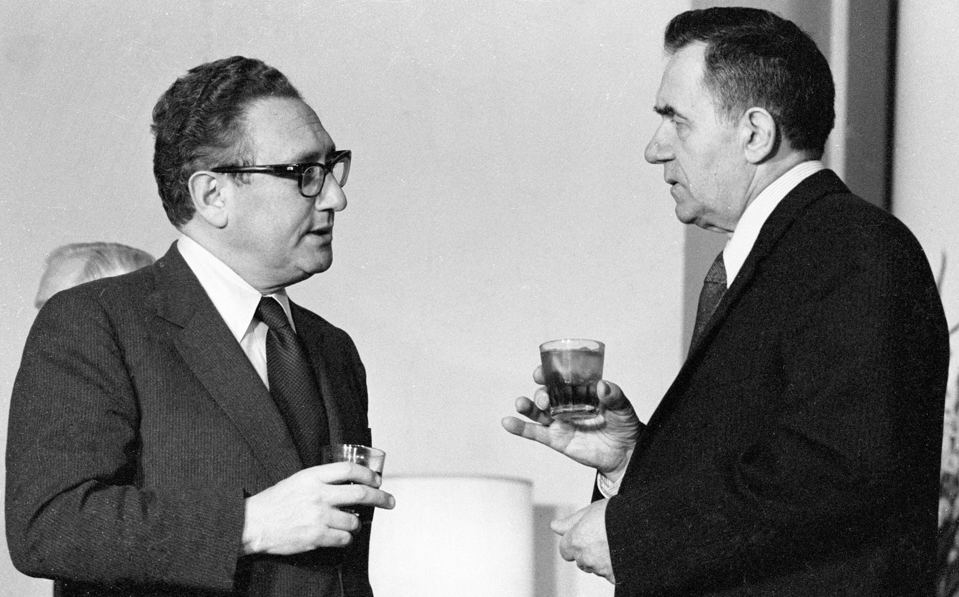 Госсекретарь США Генри Киссинджер (слева) и министр иностранных дел Андрей Громыко (справа) Госсекретарь США Генри Киссинджер (слева) и министр иностранных дел Андрей Громыко (справа) - РИА Новости, 1920, 17.06.2025