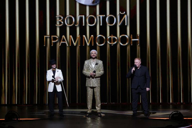 Ведущие XXVIII церемонии вручения национальной музыкальной премии Золотой Граммофон Дмитрий Хрусталев, Филипп Киркоров и Антон Юрьев Ведущие XXVIII церемонии вручения национальной музыкальной премии Золотой Граммофон Дмитрий Хрусталев, Филипп Киркоров и Антон Юрьев