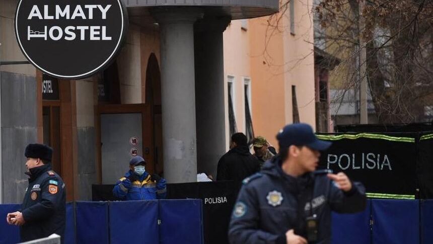 Сотрудники полиции у хостела в Алма-Ате, где произошел пожар Сотрудники полиции у хостела в Алма-Ате, где произошел пожар - РИА Новости, 1920, 30.11.2023