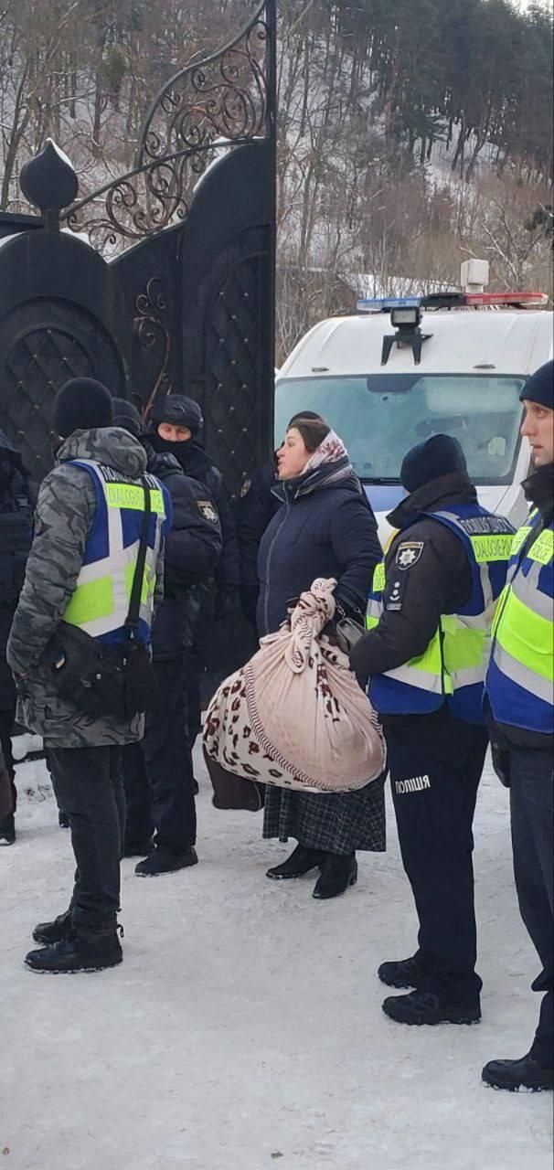 Сотрудники полиции выселяют воспитанниц Кременецкого духовного училища на территории Свято-Николаевского кафедрального собора Украинской православной церкви в Тернопольской области Сотрудники полиции выселяют воспитанниц Кременецкого духовного училища на территории Свято-Николаевского кафедрального собора Украинской православной церкви в Тернопольской области - РИА Новости, 1920, 01.12.2023