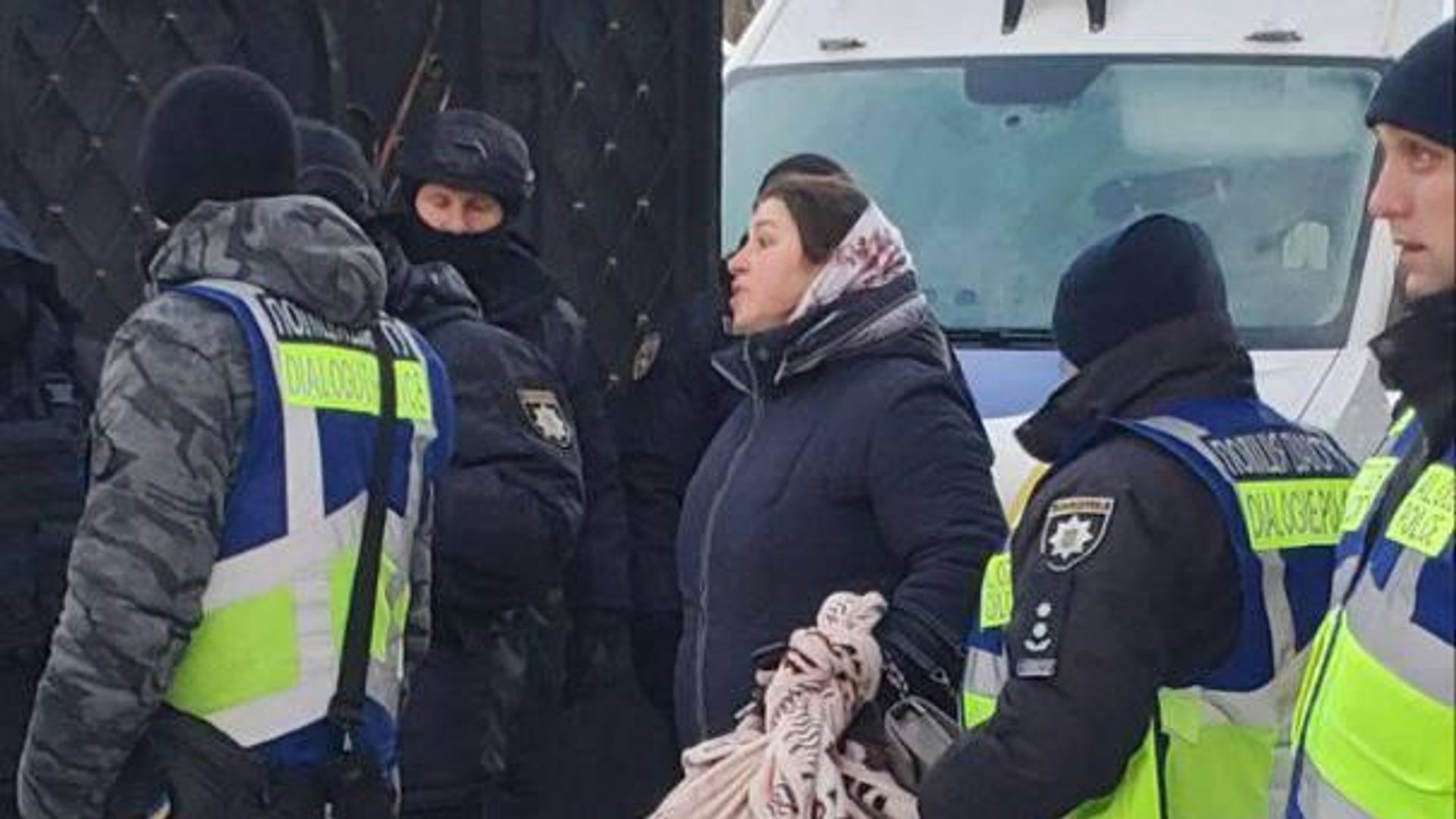 Сотрудники полиции выселяют воспитанниц Кременецкого духовного училища на территории Свято-Николаевского кафедрального собора Украинской православной церкви в Тернопольской области. 30 ноября 2023 Сотрудники полиции выселяют воспитанниц Кременецкого духовного училища на территории Свято-Николаевского кафедрального собора Украинской православной церкви в Тернопольской области. 30 ноября 2023 - РИА Новости, 1920, 30.11.2023