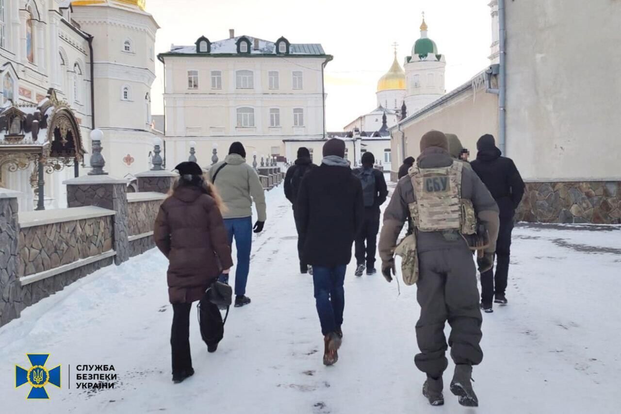 Сотрудники СБУ в Свято-Успенской Почаевской Лавре УПЦ Сотрудники СБУ в Свято-Успенской Почаевской Лавре УПЦ - РИА Новости, 1920, 01.12.2023