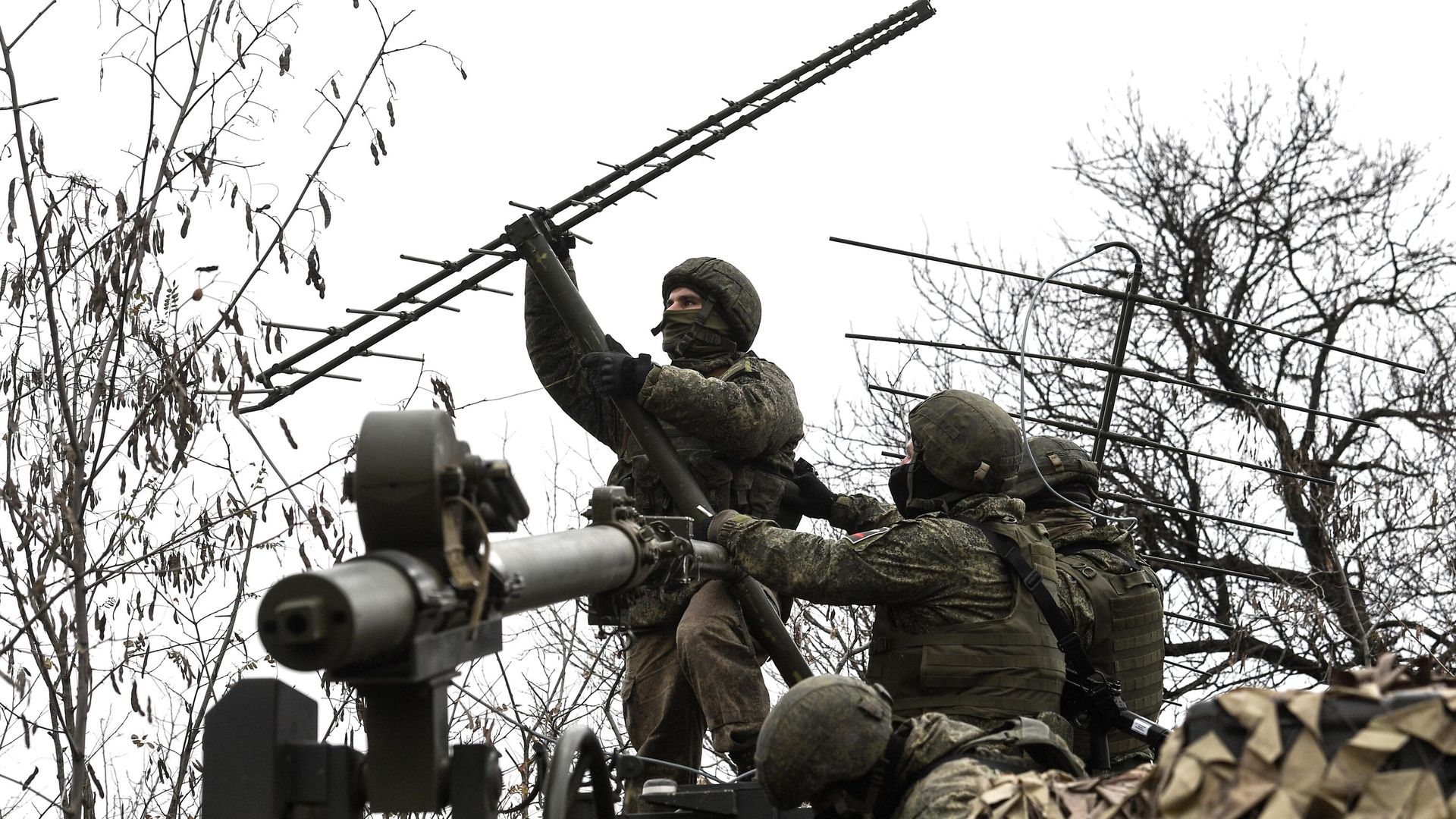 Военнослужащие вооруженных сил РФ подготавливают к работе автоматизированную станцию помех из состава комплекса радиоэлектронной борьбы (РЭБ) Военнослужащие вооруженных сил РФ подготавливают к работе автоматизированную станцию помех из состава комплекса радиоэлектронной борьбы (РЭБ) - РИА Новости, 1920, 27.03.2024