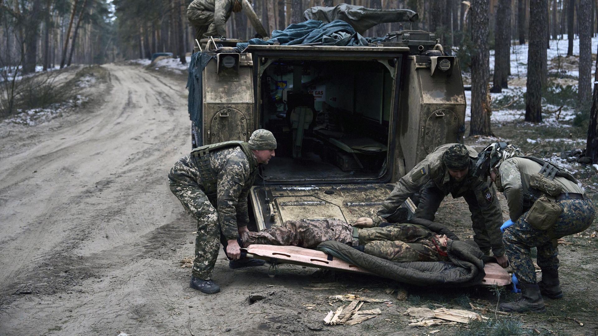 Украинские военные эвакуируют раненого Украинские военные эвакуируют раненого - РИА Новости, 1920, 06.12.2023