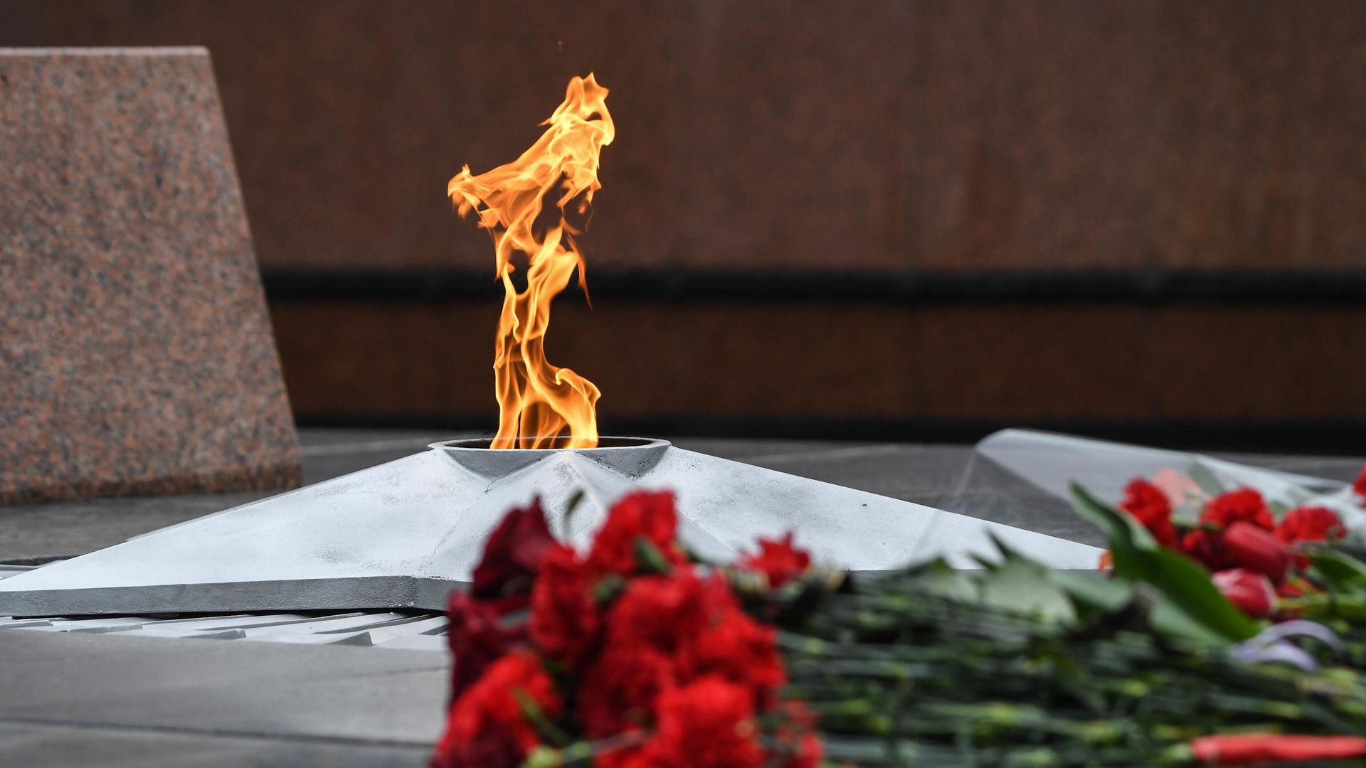 Цветы у Вечного огня на Могиле Неизвестного солдата Цветы у Вечного огня на Могиле Неизвестного солдата - РИА Новости, 1920, 05.05.2025