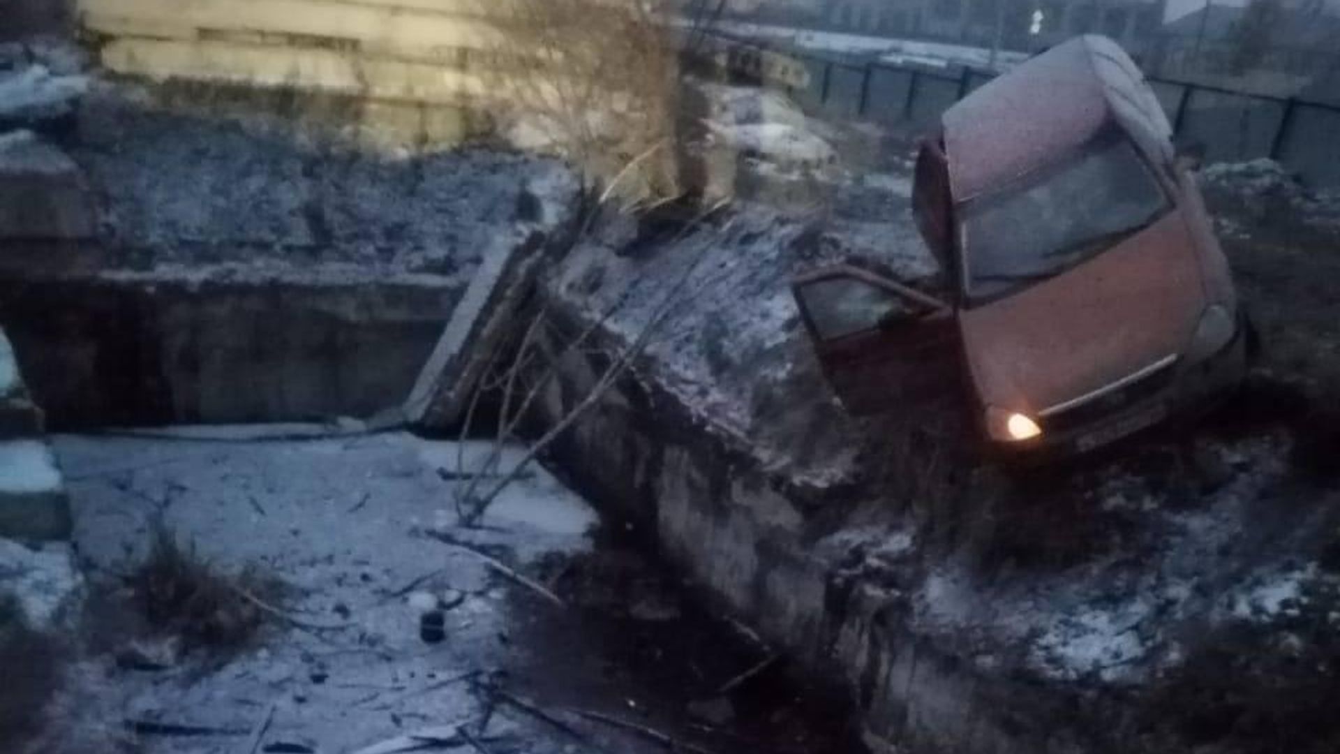 Две женщины упали в мазутную яму в Башкирии Две женщины упали в мазутную яму в Башкирии - РИА Новости, 1920, 02.12.2023
