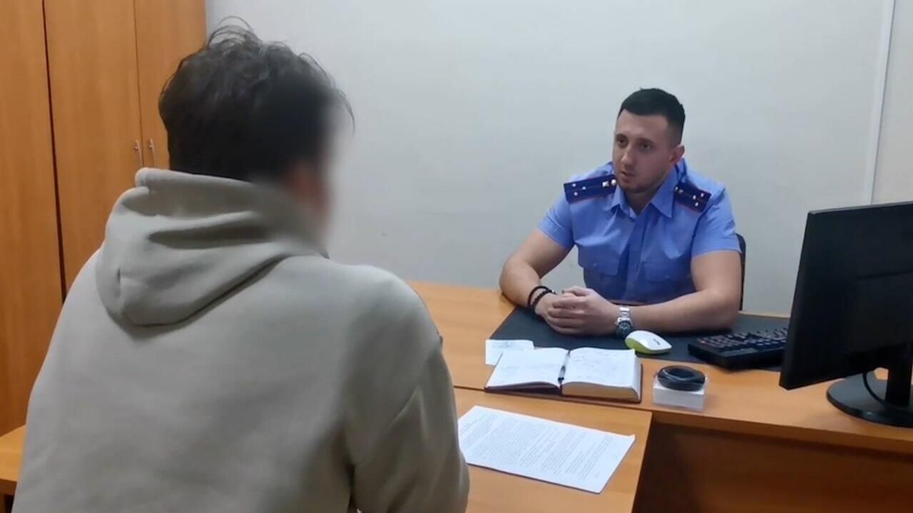Подозреваемые в похищении ребенка на допросе в следственном управлении - РИА Новости, 1920, 02.12.2023