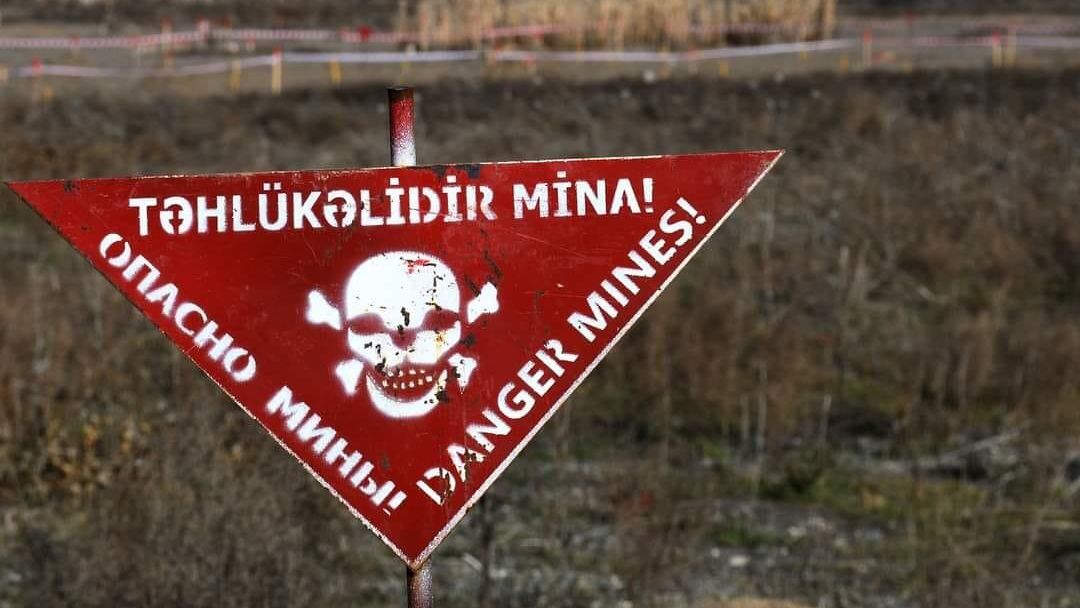 Предупреждающая табличка во время разминирования в Азербайджане Предупреждающая табличка во время разминирования в Азербайджане - РИА Новости, 1920, 04.12.2023