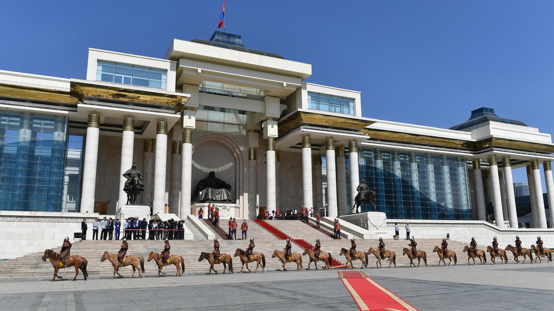 Почетный караул у Государственного дворца на площади имени Д. Сухэ-Батора в Улан-Баторе Почетный караул у Государственного дворца на площади имени Д. Сухэ-Батора в Улан-Баторе - РИА Новости, 1920, 02.09.2024