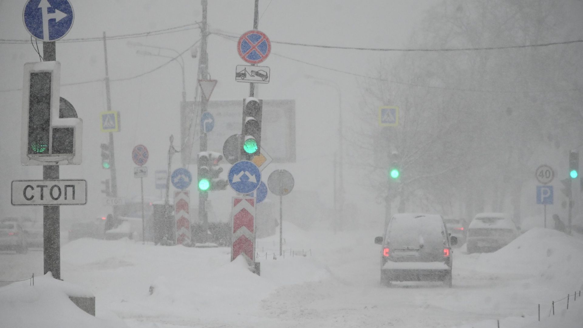 Автомобиль на Ленинском проспекте во время сильного снегопада в Москве Автомобиль на Ленинском проспекте во время сильного снегопада в Москве - РИА Новости, 1920, 13.12.2023