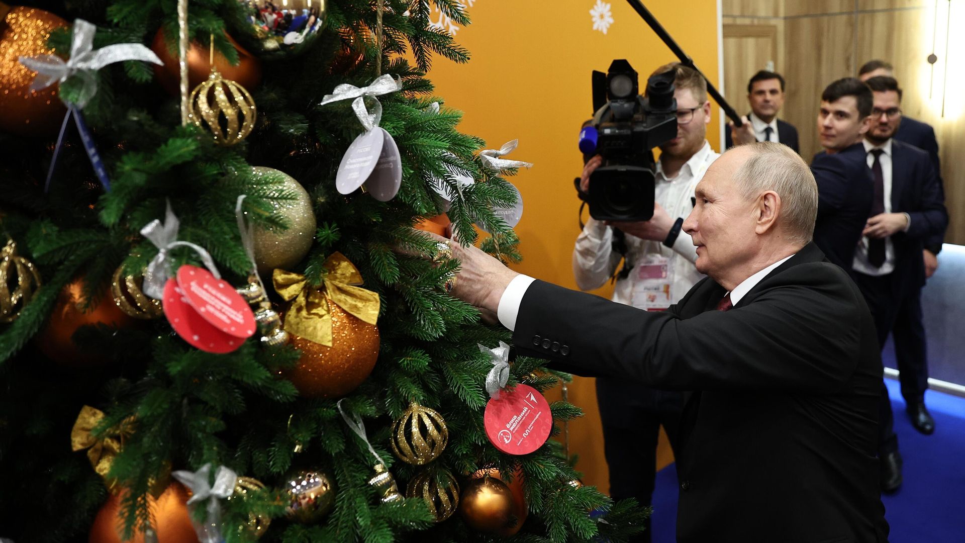 Президент РФ Владимир Путин принимает участие в благотворительной акции Елка желаний во время посещения выставки Россия на ВДНХ. 4 декабря 2023 Президент РФ Владимир Путин принимает участие в благотворительной акции Елка желаний во время посещения выставки Россия на ВДНХ. 4 декабря 2023 - РИА Новости, 1920, 04.12.2023