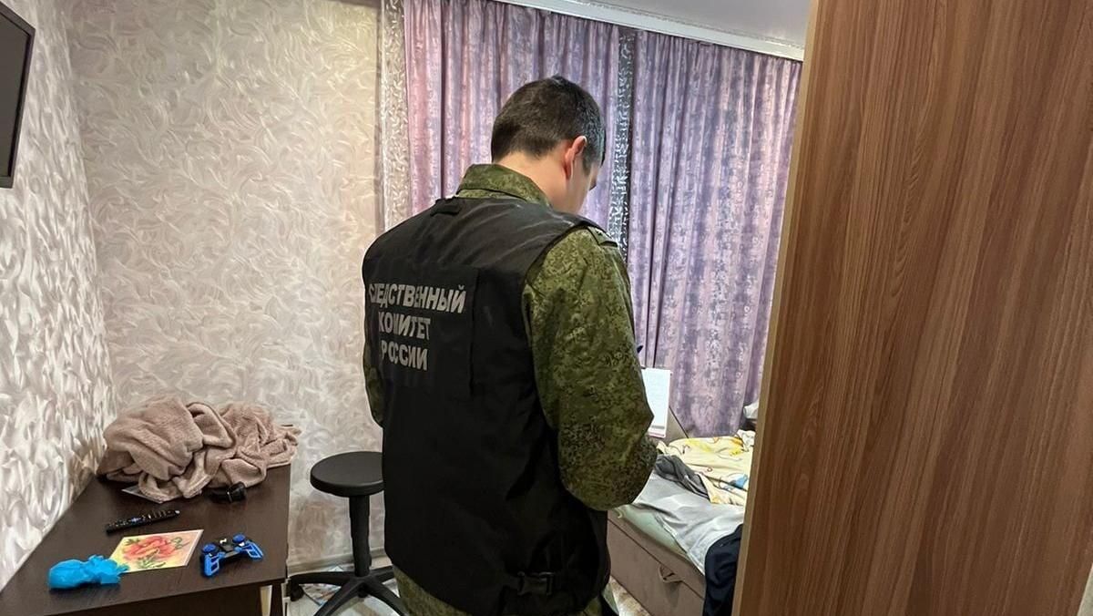 Сотрудник СК РФ на месте обнаружения тела малолетнего мальчика в Туле Сотрудник СК РФ на месте обнаружения тела малолетнего мальчика в Туле - РИА Новости, 1920, 03.07.2024