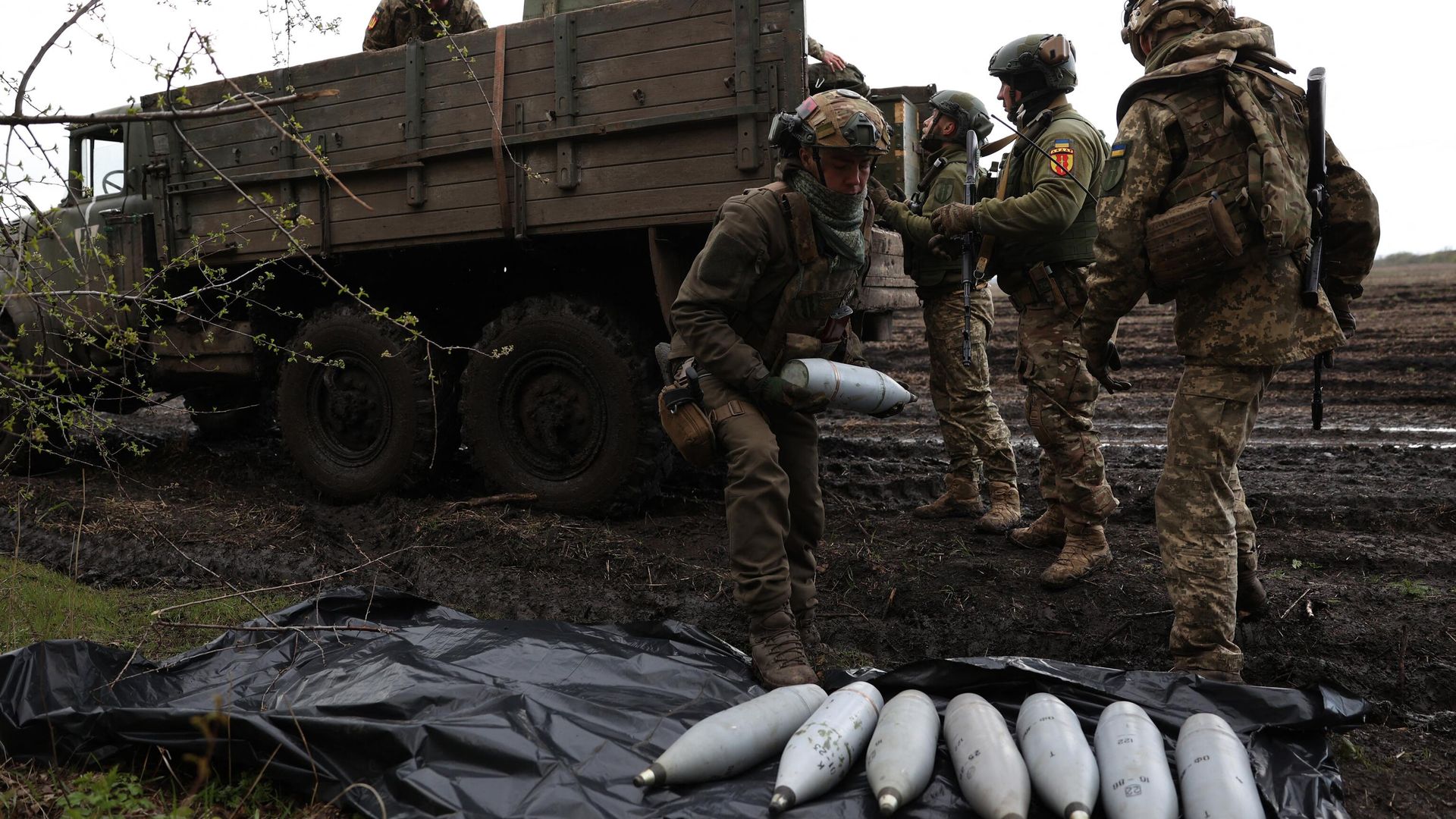 Украинские военные разгружают артиллерийские снаряды Украинские военные разгружают артиллерийские снаряды - РИА Новости, 1920, 05.12.2023