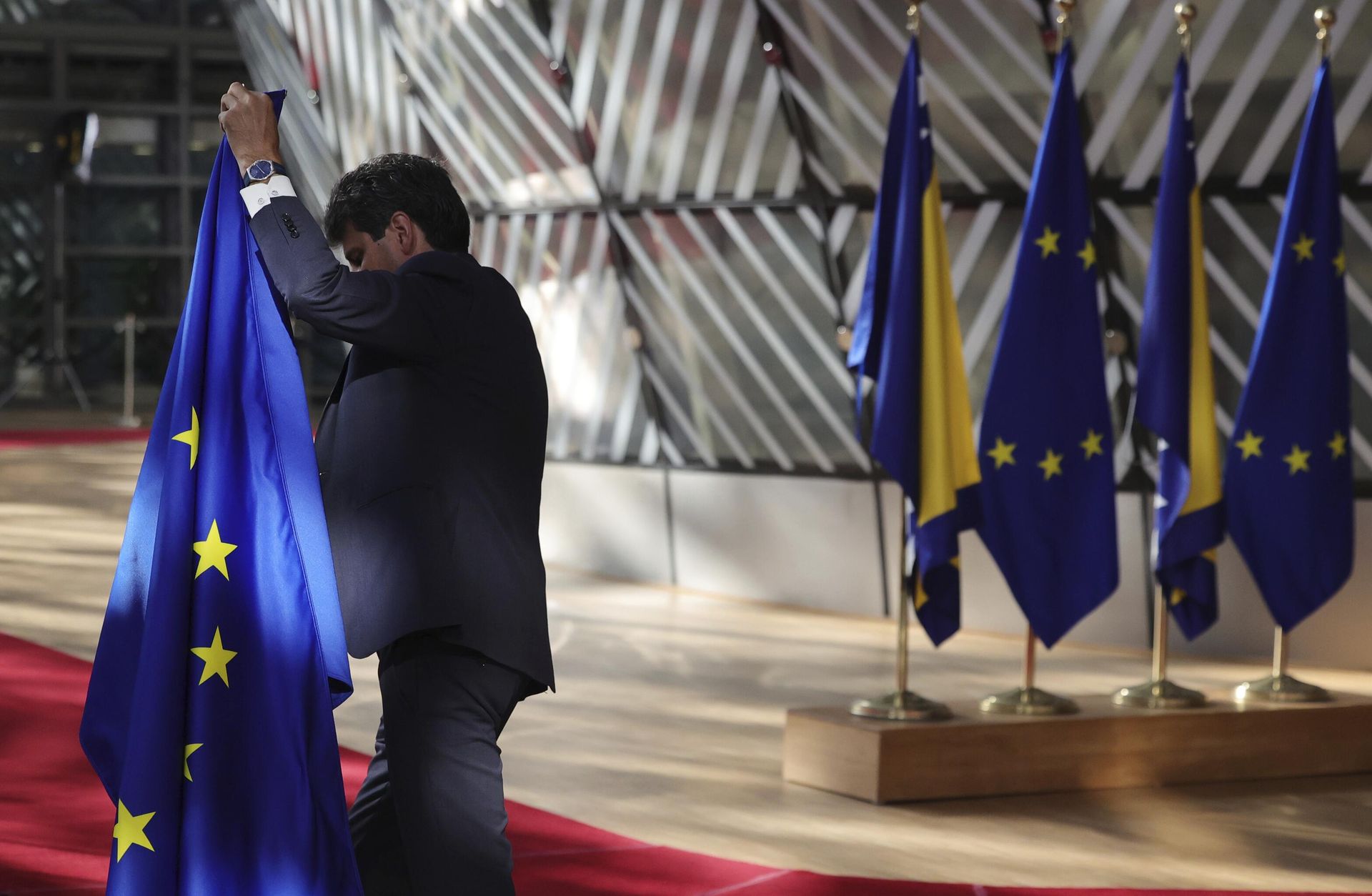 Флаги Украины и ЕС в здании Европейского парламента в Брюсселе Флаги Украины и ЕС в здании Европейского парламента в Брюсселе - РИА Новости, 1920, 15.12.2023