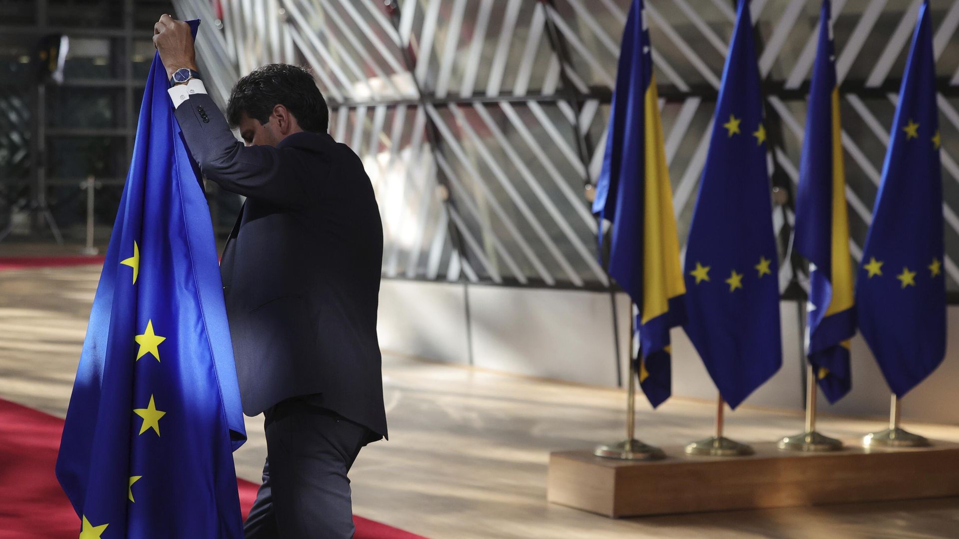 Флаги Украины и ЕС в здании Европейского парламента в Брюсселе Флаги Украины и ЕС в здании Европейского парламента в Брюсселе - РИА Новости, 1920, 07.12.2023