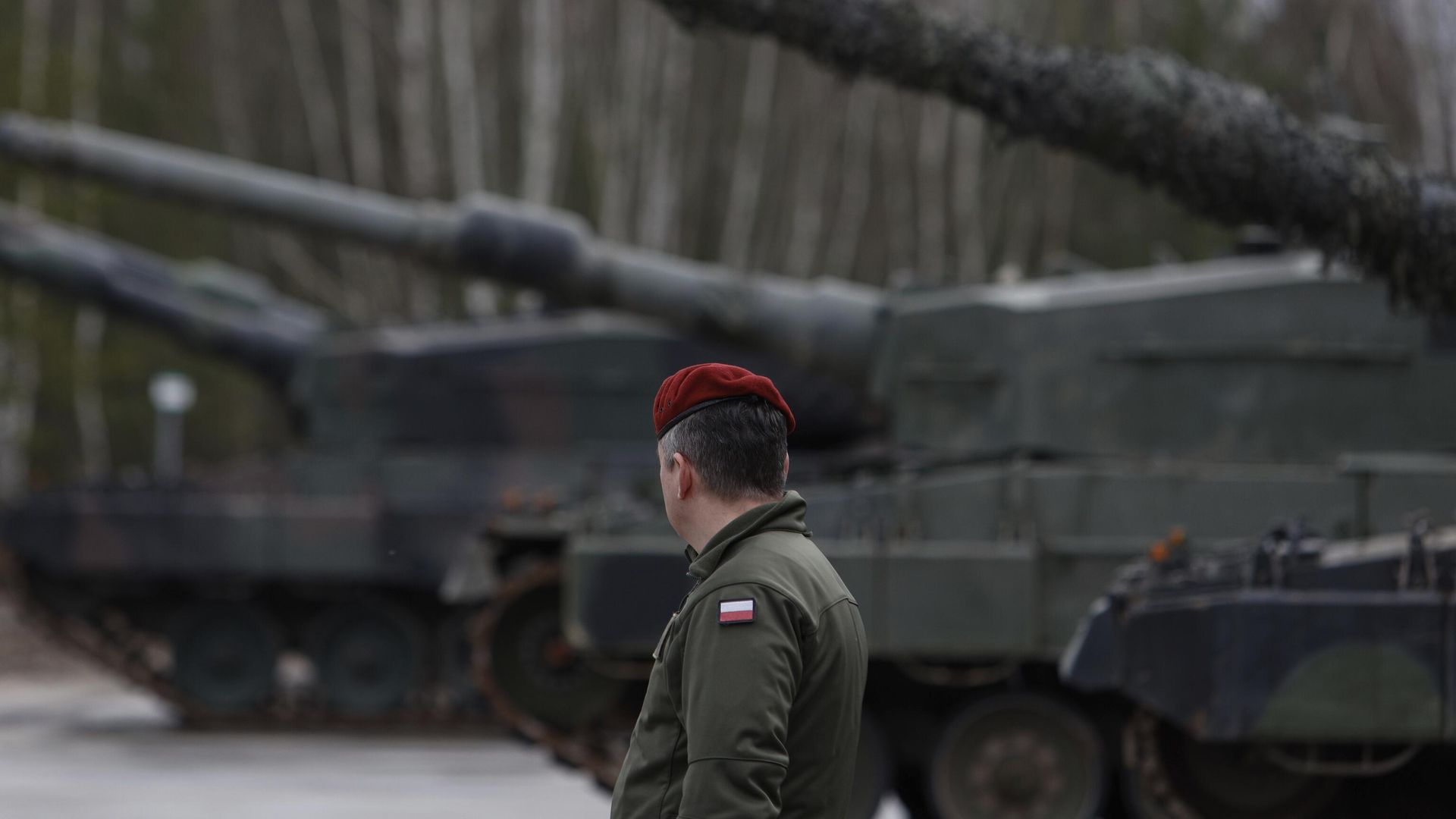 Польский военнослужащий около танков Leopard 2 Польский военнослужащий около танков Leopard 2 - РИА Новости, 1920, 11.12.2024