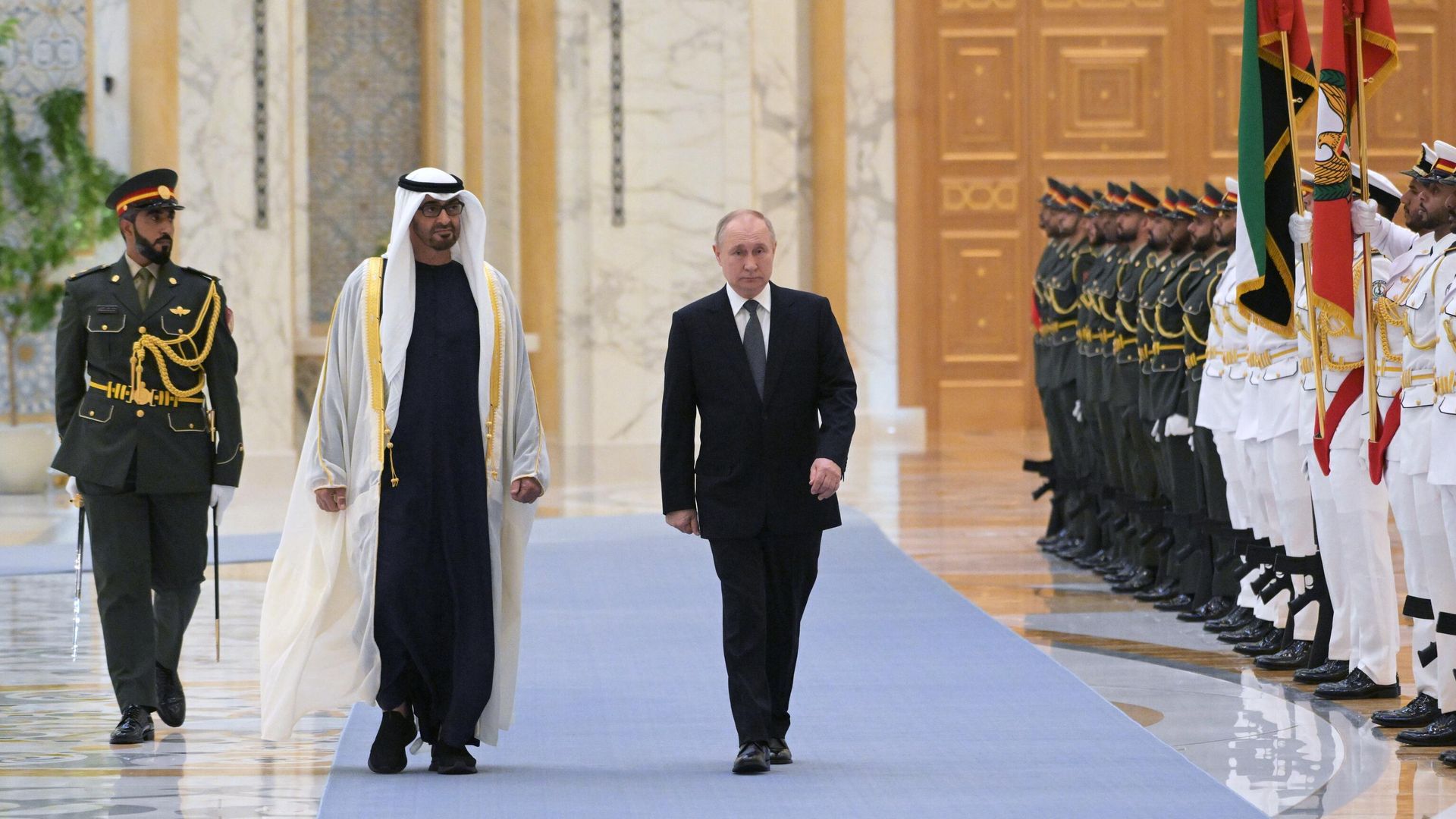 Президент РФ Владимир Путин и президент ОАЭ шейх Мухаммед бен Заид Аль Нахайян на церемонии официальной встречи в Абу-Даби Президент РФ Владимир Путин и президент ОАЭ шейх Мухаммед бен Заид Аль Нахайян на церемонии официальной встречи в Абу-Даби - РИА Новости, 1920, 06.12.2023