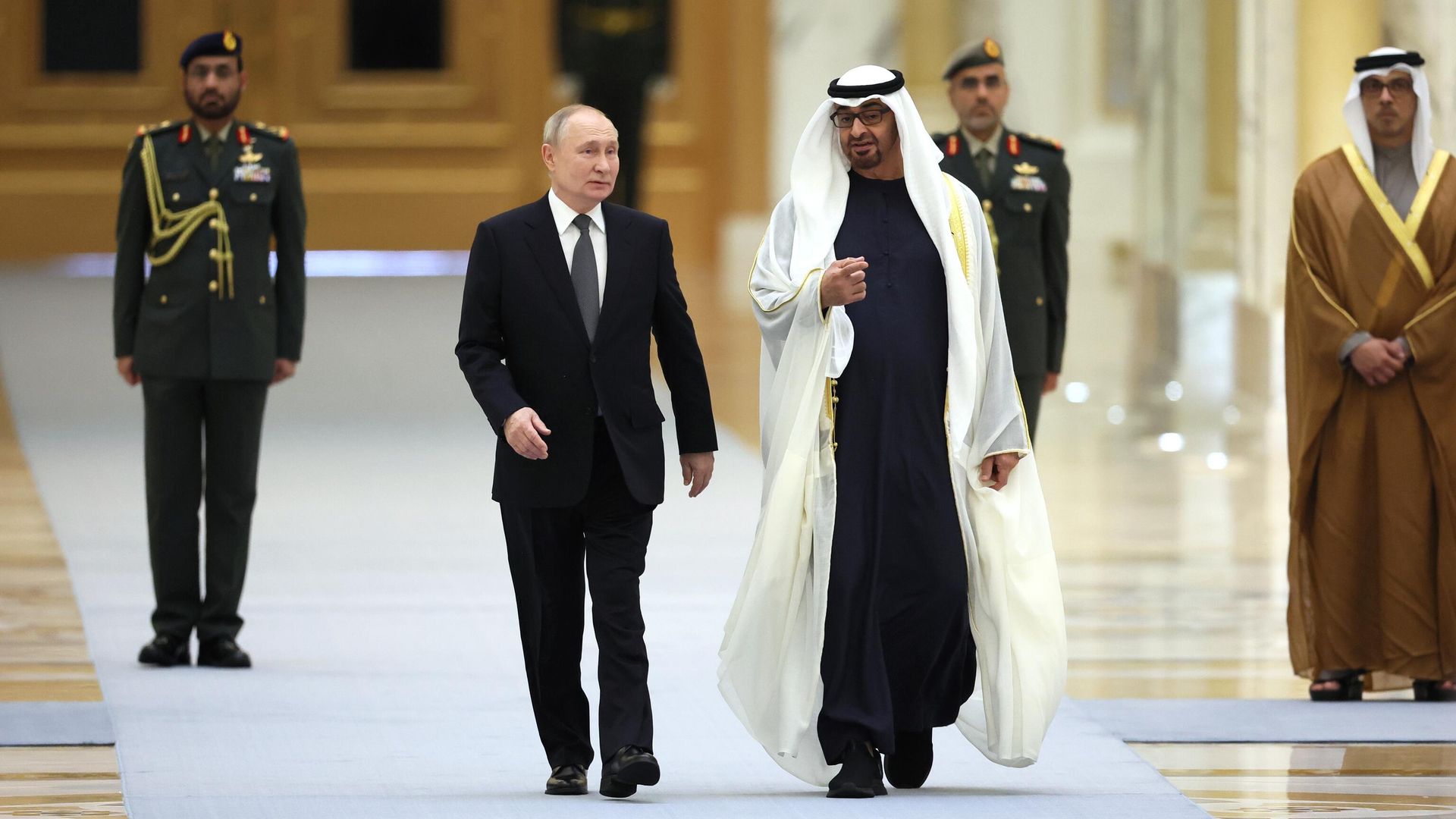 Президент России Владимир Путин и президент ОАЭ шейх Мухаммед бен Заид Аль Нахайян на церемонии официальной встречи во дворце Каср Аль-Ватан в Абу-Даби Президент России Владимир Путин и президент ОАЭ шейх Мухаммед бен Заид Аль Нахайян на церемонии официальной встречи во дворце Каср Аль-Ватан в Абу-Даби - РИА Новости, 1920, 06.12.2023