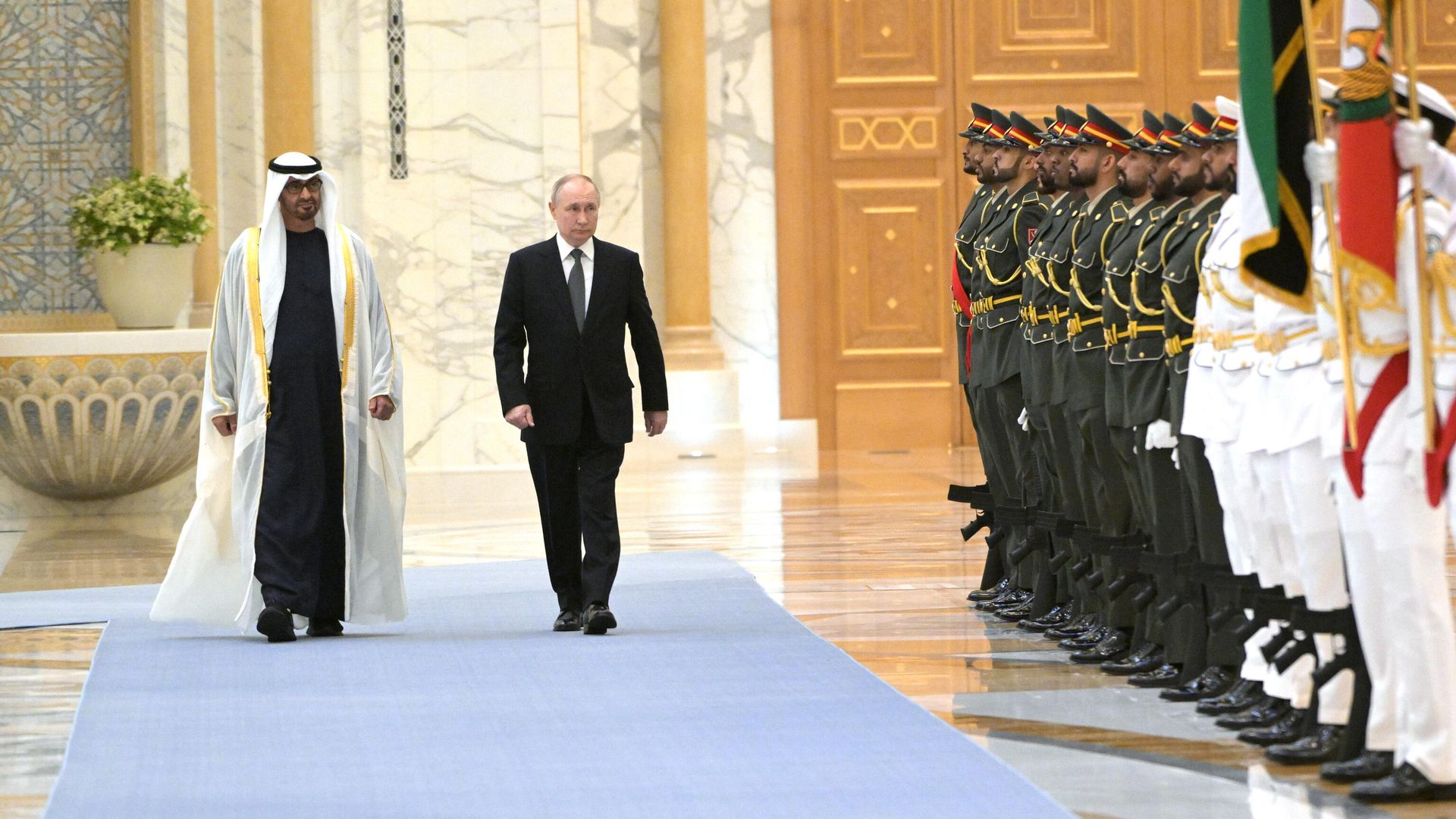 Владимир Путин и президент ОАЭ шейх Мухаммед бен Заид Аль Нахайян в Абу-Даби Владимир Путин и президент ОАЭ шейх Мухаммед бен Заид Аль Нахайян в Абу-Даби - РИА Новости, 1920, 06.12.2023