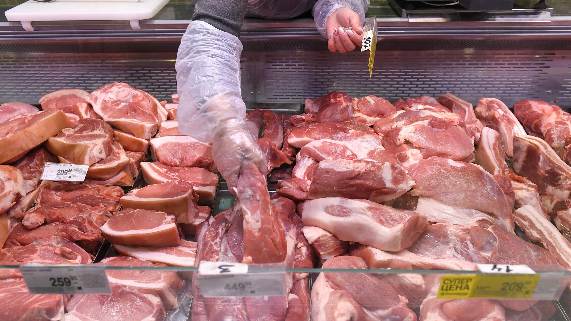 Отдел свежего мяса в супермаркете Отдел свежего мяса в супермаркете - РИА Новости, 1920, 30.04.2024