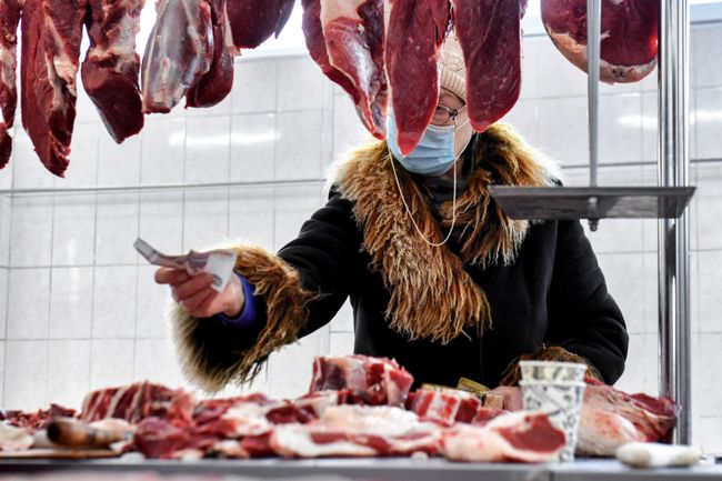 Продажа мяса на рынке Продажа мяса на рынке