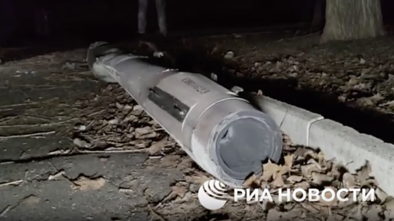 Ракета HARM, упавшая на детской площадке в центре Донецка. 6 декабря 2023 Ракета HARM, упавшая на детской площадке в центре Донецка. 6 декабря 2023 - РИА Новости, 1920, 06.12.2023