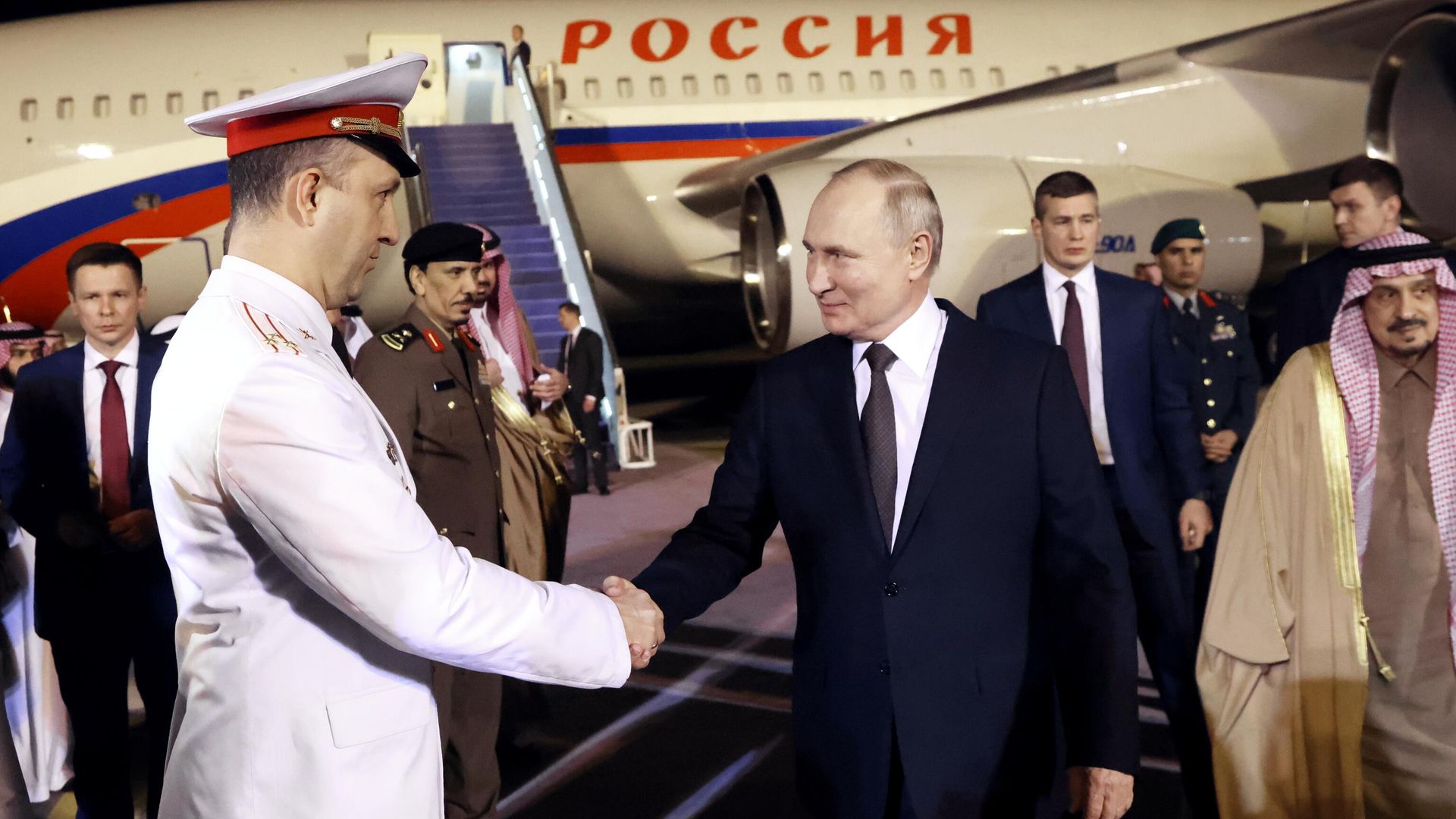 Президент РФ Владимир Путин в аэропорту Эр-Рияда Президент РФ Владимир Путин в аэропорту Эр-Рияда - РИА Новости, 1920, 06.12.2023