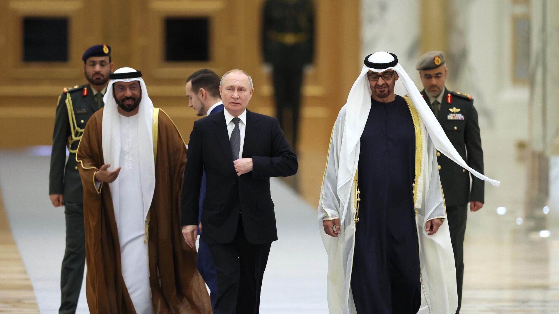 Президент России Владимир Путин и президент ОАЭ шейх Мухаммед бен Заид Аль Нахайян на церемонии официальной встречи во дворце Каср Аль-Ватан в Абу-Даби Президент России Владимир Путин и президент ОАЭ шейх Мухаммед бен Заид Аль Нахайян на церемонии официальной встречи во дворце Каср Аль-Ватан в Абу-Даби - РИА Новости, 1920, 08.12.2023