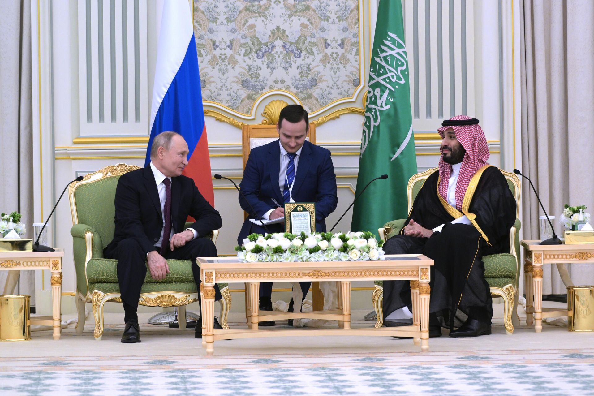 Президент России Владимир Путин и наследный принц, председатель Совета министров Саудовской Аравии Мухаммед бен Сальман Аль Сауд во время встречи в Эр-Рияде - РИА Новости, 1920, 01.07.2025