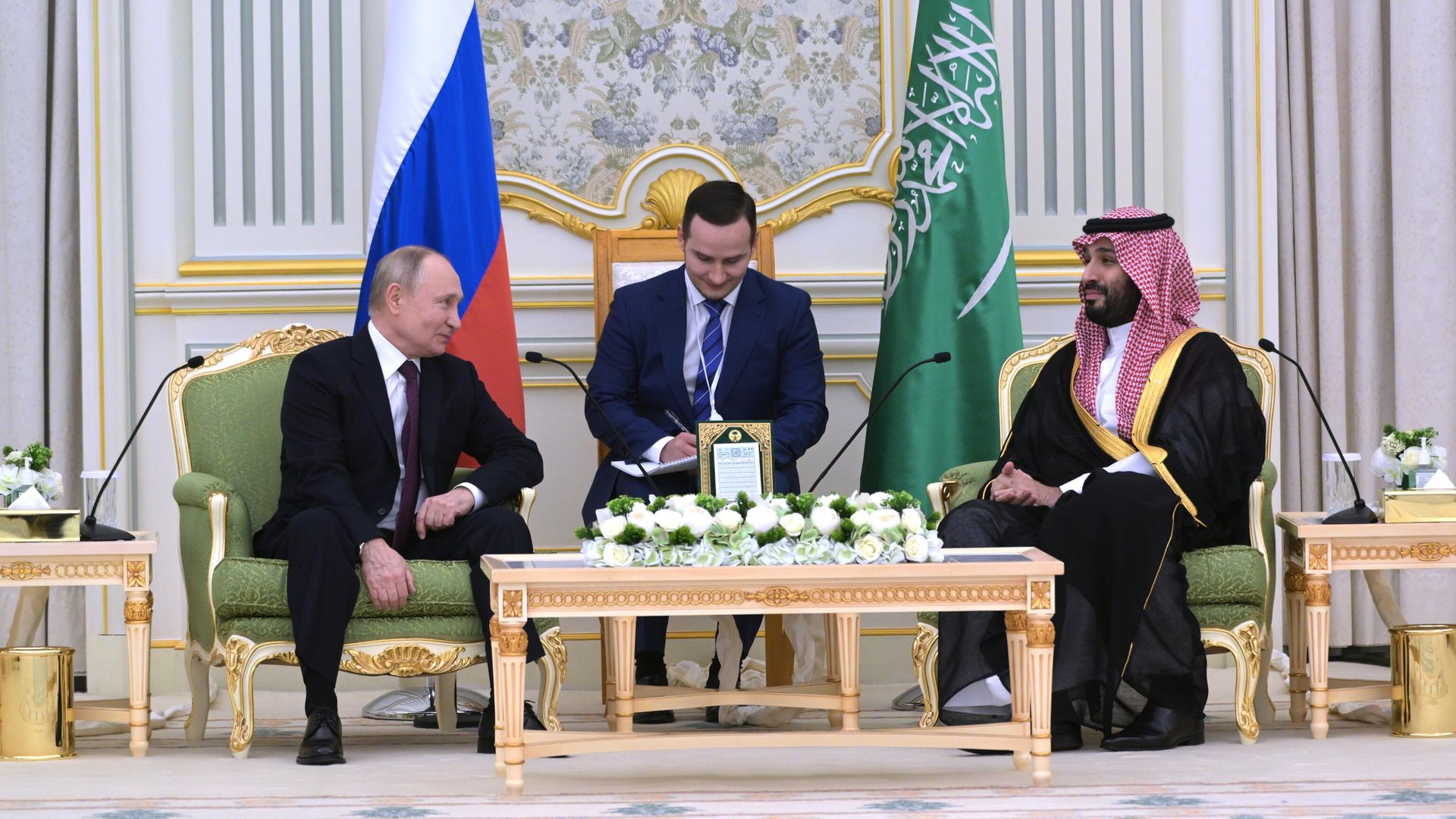 Президент России Владимир Путин и наследный принц, председатель Совета министров Саудовской Аравии Мухаммед бен Сальман Аль Сауд во время встречи в Эр-Рияде Президент России Владимир Путин и наследный принц, председатель Совета министров Саудовской Аравии Мухаммед бен Сальман Аль Сауд во время встречи в Эр-Рияде - РИА Новости, 1920, 10.12.2023