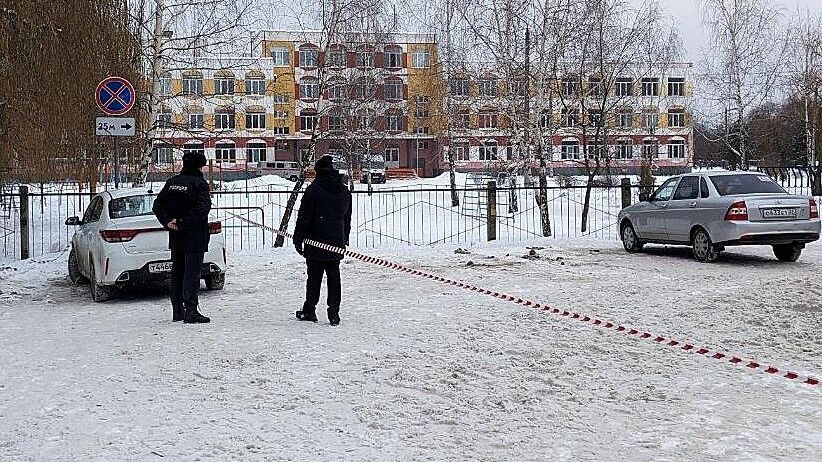 Сотрудники полиции у гимназии №5 в Брянске Сотрудники полиции у гимназии №5 в Брянске - РИА Новости, 1920, 14.12.2023