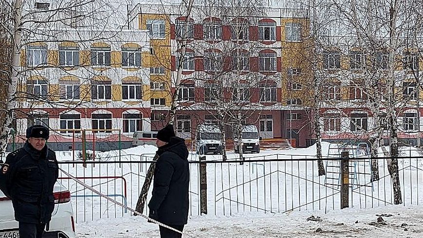 Сотрудники полиции у гимназии №5 в Брянске. 7 декабря 2023 Сотрудники полиции у гимназии №5 в Брянске. 7 декабря 2023 - РИА Новости, 1920, 07.12.2023
