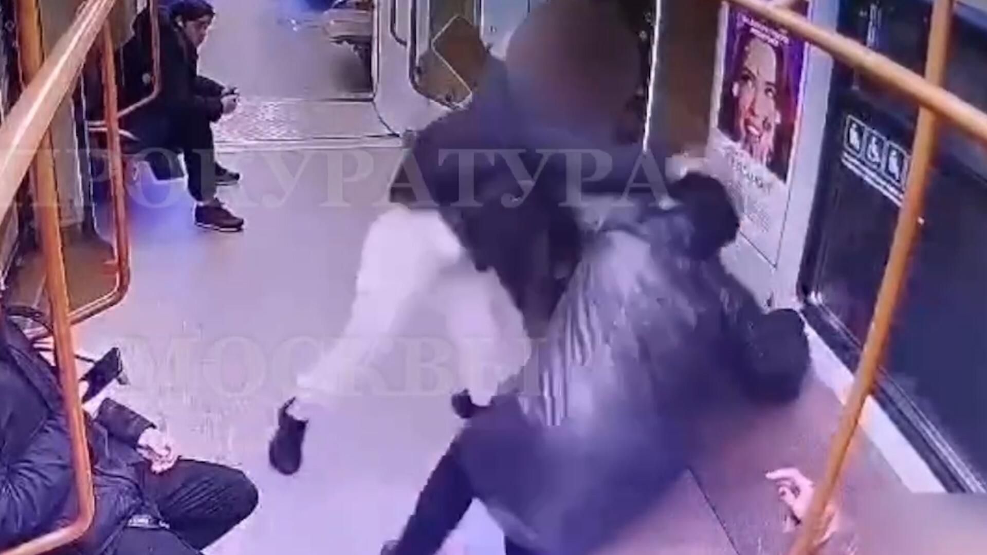 Драка в метро из-за громкой музыки Драка в метро из-за громкой музыки - РИА Новости, 1920, 08.12.2023