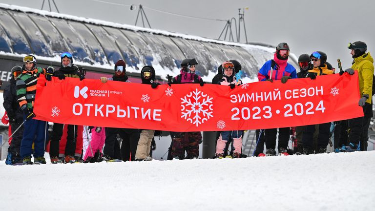 Отдыхающие на открытии сезона на горнолыжном курорте Красная Поляна в Сочи