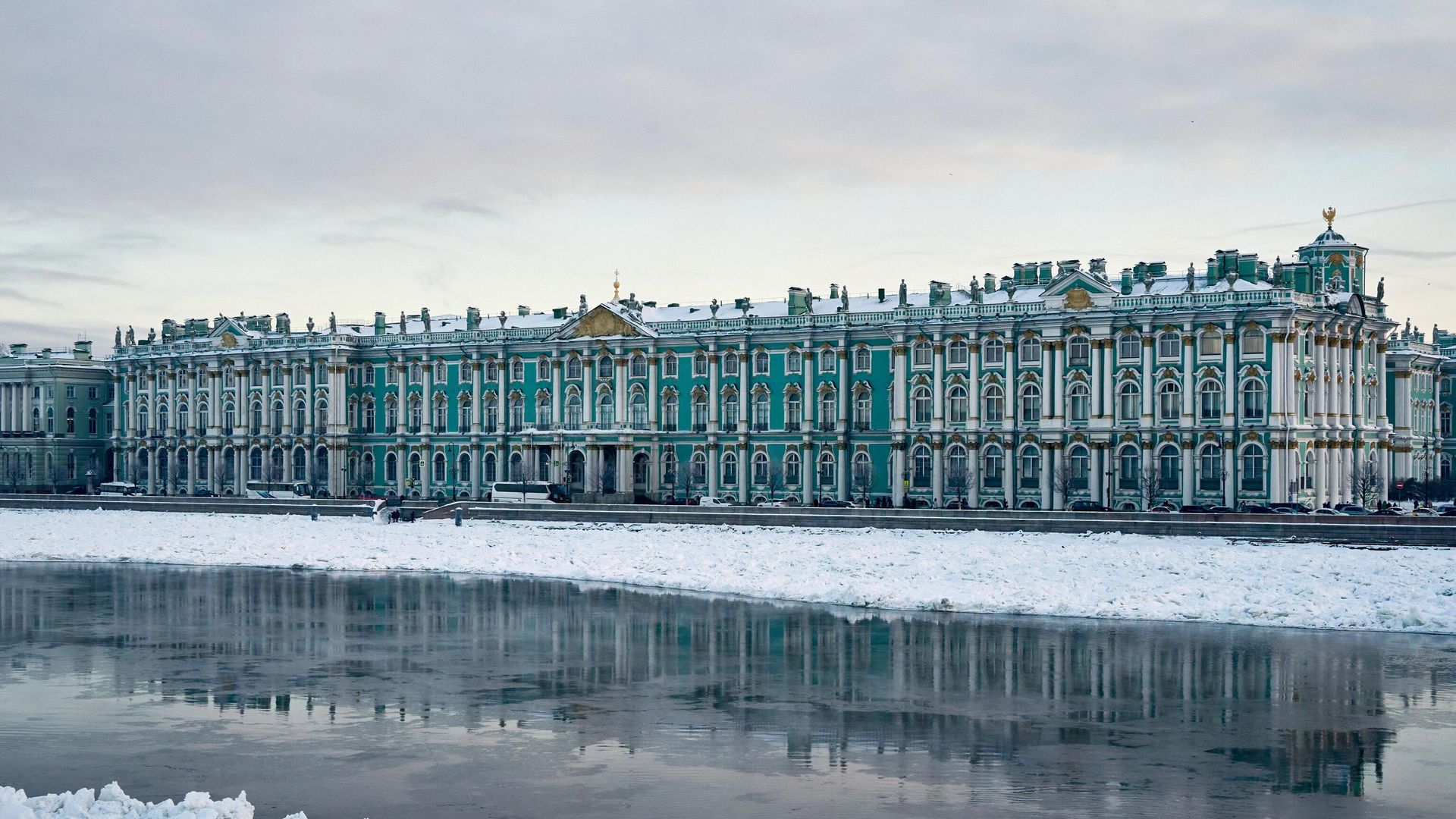Вид на Эрмитаж с Дворцового моста в Санкт-Петербурге Вид на Эрмитаж с Дворцового моста в Санкт-Петербурге - РИА Новости, 1920, 08.12.2023