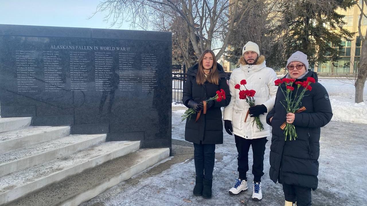 Российские дипломаты возлагают цветы на кладбище Эвергрин Вашелли Российские дипломаты возлагают цветы на кладбище Эвергрин Вашелли - РИА Новости, 1920, 09.12.2023