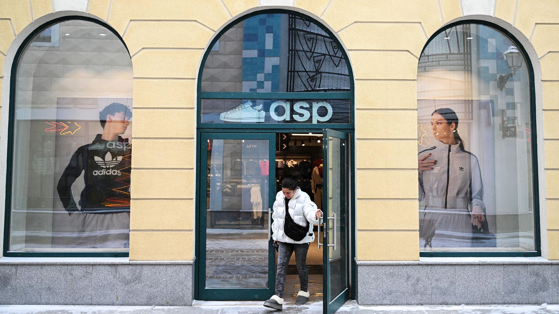 Новая вывеска бывшего магазина Adidas в торговом центре Outlet Village Белая Дача в Москве - РИА Новости, 1920, 06.10.2026