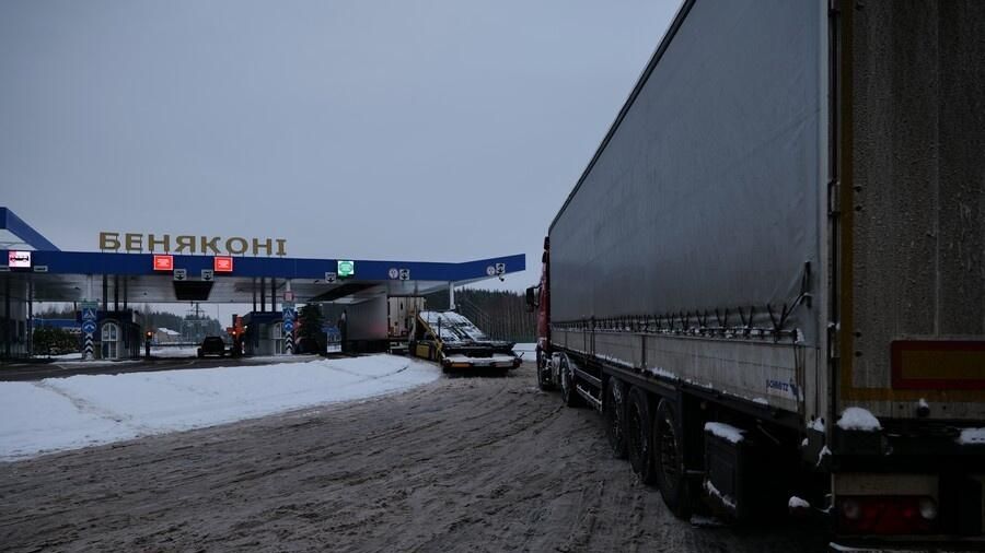 Очередь из фур на пункте пропуска Бенякони в Белоруссии Очередь из фур на пункте пропуска Бенякони в Белоруссии - РИА Новости, 1920, 17.03.2026