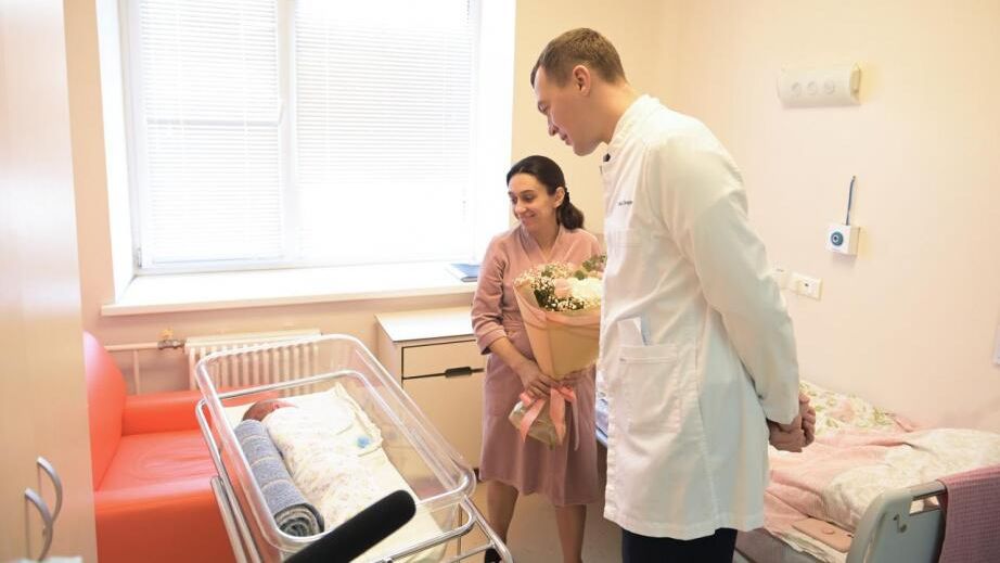 Губернатор Хабароского края Михаил Дегтярев посетил перинатальный центр, чтобы поздравить маму с рождением 10 ребенка Губернатор Хабароского края Михаил Дегтярев посетил перинатальный центр, чтобы поздравить маму с рождением 10 ребенка - РИА Новости, 1920, 08.12.2023